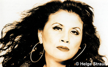 Gina T. ist eine Sängerin aus den Niederlanden