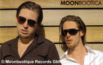 Moonbootica ist ein Musiker-Duo aus Deutschland